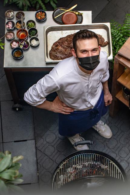 Sur la terrasse de l'hôtel Le Roch (1er), le chef Rémy Bérerd a installé un barbecue, pour griller « la viande du moment ».