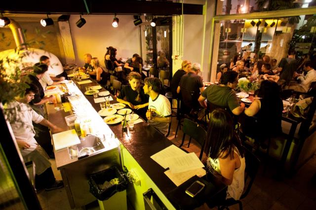 Dans le restaurant Santa Katarina, le 7 mars, à Tel Aviv