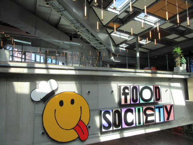 Avec son univers très scénographique, Food Society fait la part belle à une restauration rapide locale et qualitative.