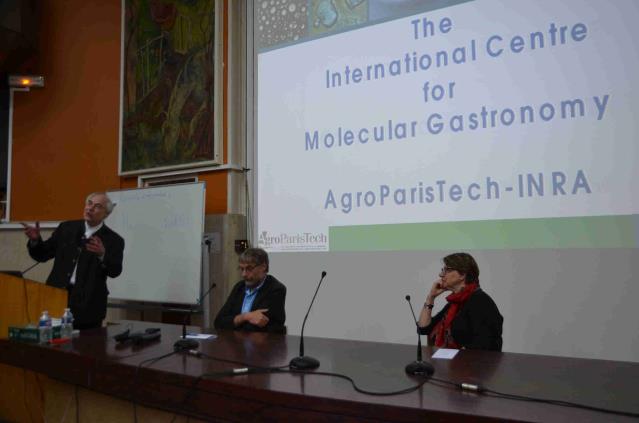 De gauche à droite : Hervé This, Gilles Trystram, directeur général d'AgroParisTech, et Christine Cherbut, directrice scientifique Alimentation & Bioéconomie de l'Inra.