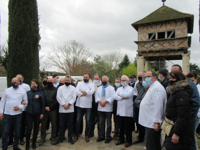 Le chef Georges Blanc (premier rang, écharpe bleue) et le président de l'Umih de l'Ain, Jean-Pierre Vullin (à droite), aux côtés des restaurateurs.