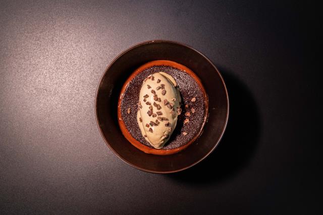Souvenir d'un chocolat chaud est le dessert signature de Bapstiste Renourd, chef 1 étoile Michelin du restaurant Ochre à Rueil-Malmaison (92).
