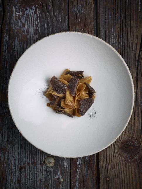 Céleri rave du Pré Velot cuit en croûte de sel et truffes de Bourgogne fermentées de l'Or des Valois