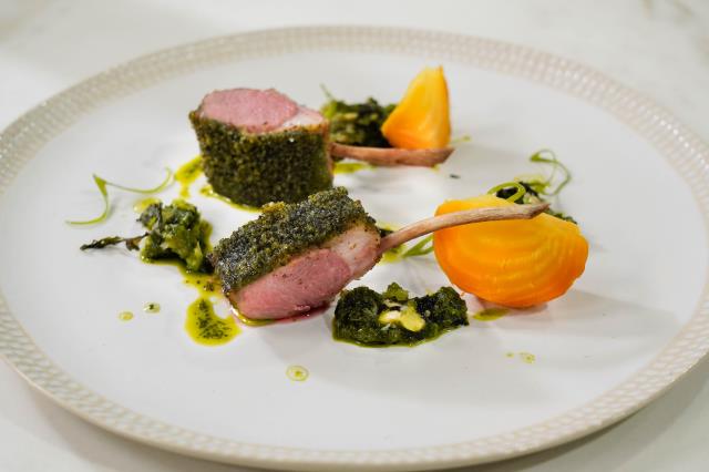Carré d'agneau en croûte d'algue Aosa de Pascal Barbot, chef de l'Astrance Paris.