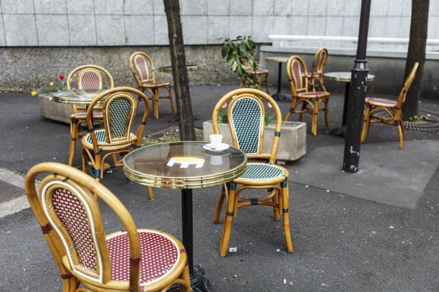 En zone orange (ici, à Paris), seules les terrasses des cafés et restaurants sont autorisées, à condition de respecter le protocole sanitaire..