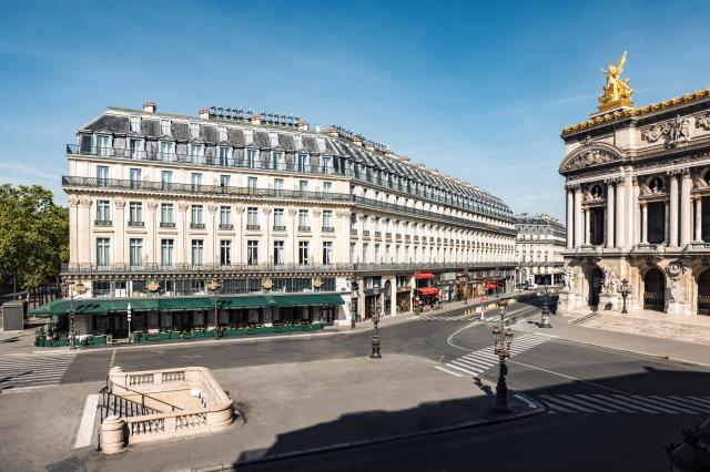 La façade du Café de la Paix, situé face à l'opéra Garnier à Paris.