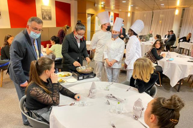 Mise en oeuvre des techniques d'animation en salle de restaurant.