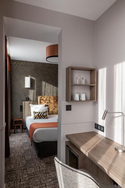 A l'heure du télétravail, le bureau équipé de prises électriques et USB devient pièce maîtresse d'une chambre d'hôtel.