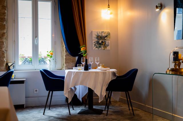 La salle du restaurant Ochre, le restaurant de Baptiste Renouard, situé à Rueil-Malmaison (92), est ornée de bleu impérial et de jaune ocre.
