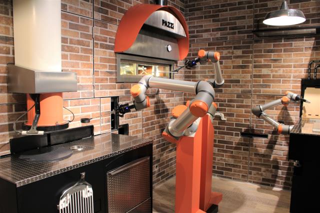 Le robot peut produire une pizza toutes les 45 secondes et en cuire six à la fois.