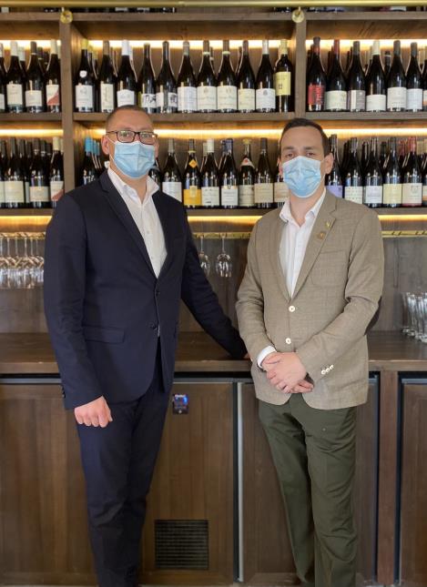 Jérôme Léonard, le directeur de salle (à gauche), et Thibaut Delpont, à la sommellerie.