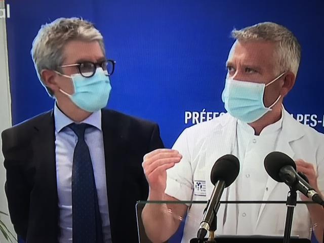 Le préfet des Alpes Maritines et le professeur Olivier Guérin lors de la conférence de presse du 22 février.