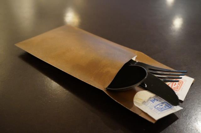 Sachet en papier kraft, couverts noir pour un peu d'élégance, sel, poivre (Duni).