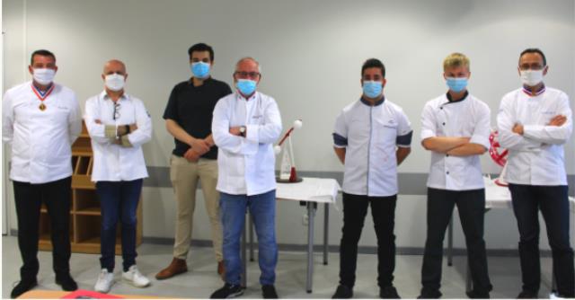 Les apprentis entourés des membres du jury, de gauche à droite : Vincent Boué, MOF et Président du jury ; Pierre Morel, Boulanger-pâtissier à Rennes, Jeremy Poulain, Chef à L'AOC Rennes, Yannick Labbé , Pâtissier-chocolatier à Lorient, Alex Guesney appren