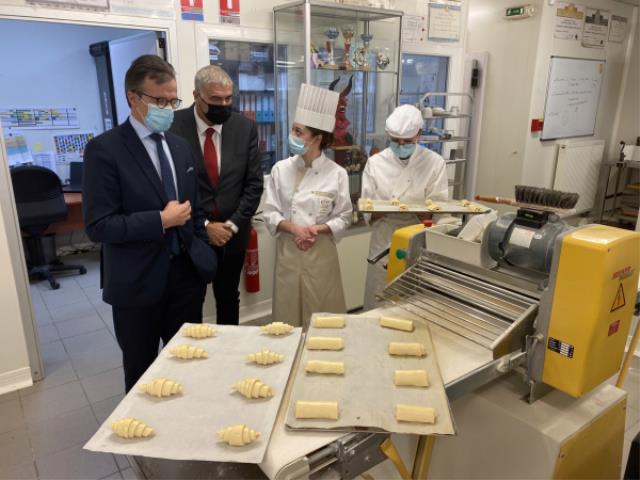 Gérard Gautier, président, Jerome Kohn, directeur, Marina Gervaise professeure pâtisserie 