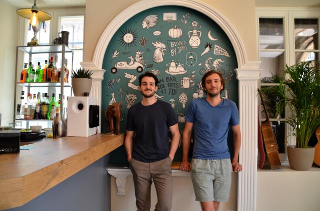 Pierre-Hugo Serra et Jules Rat viennent d'ouvrir Chez Pierre et Jules à proximité de la place Emile Zola à Dijon. Un bistrot à manger décontracté où l'on sert à tout heure.