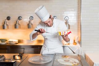 Le chef-pâtissier Loïc Carbonnet, à l'hôtel 5 étoiles Corinthia London