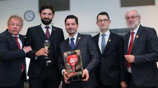 E ntourés par Jean-Luc Jamrozik (président de l'Association des sommeliers de Paris) et Philippe...