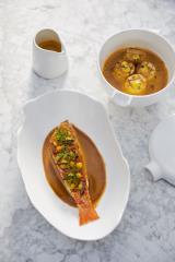 Le rouget de pêche locale, soupe de roche, aïoli, fleurs de fenouil sauvage de Cogolin