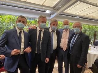 Alain Griset (deuxième en partant de la droite) aux côtés du secrétaire d'Etat Jean-Baptiste Lemoyne et des présidents duy SNRTC, de l'Umih et du GNI, ce 9 juin au restaurant Chez Françoise à Paris.