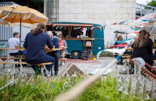 Trois food-trucks proposent, dans le respect des règles sanitaires, une restauration légère et de...