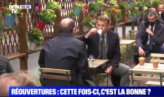 Le Président de la République, Emmanuel Macron, et le Premier ministre, Jean Castex, prennent un...