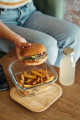 Burgers et boissons sont livrés dans des contenants en verre consignés.