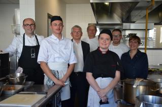 De gauche à droite, Laurent Gras, vice-président des Maîtres Restaurateurs de l'Isère, Nathan Grain, apprenti à l'Auberge du Chateau (Bressieux), Christophe Etaix, responsable restauration de l'IMT, Patrick Armand, professeur de cuisine de l'IMT, Léa Lemo