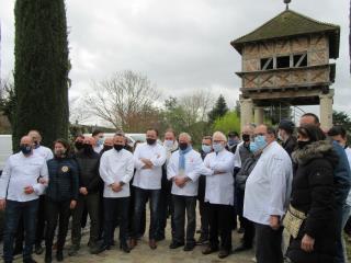 Le chef Georges Blanc (premier rang, écharpe bleue) et le président de l'Umih de l'Ain, Jean-Pierre...