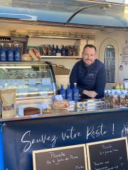 David Gallienne fait la tournée des marchés normands avec son food-truck.