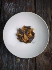 Céleri rave du Pré Velot cuit en croûte de sel et truffes de Bourgogne fermentées de l'Or des...