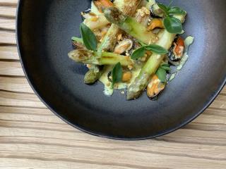 Asperges blanches rôties, moules sauce curcuma.
