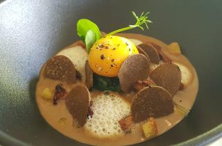 Oeuf Bio cuit par le grand froid, velouté de champignons des sous bois, pousses d'épinards éclats...