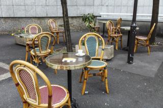 En zone orange (ici, à Paris), seules les terrasses des cafés et restaurants sont autorisées, à...