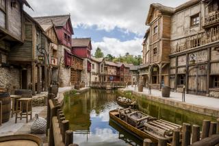 L'Hôtel Les Quais de Lutèce, au parc Astérix, imaginé comme une reconstitution de rues de Lutèce...