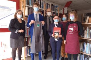 De gauche à droite : Mme Colléaux, Enzo, Mélanie et Clémentine. En arrière plan, M. Vilboux et Mme...