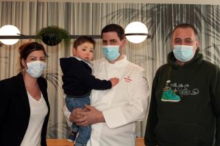 Victor et ses parents avec le chef Vincent Favre Félix