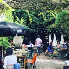 Le jardin du restaurant Le Bar de la Marine à Bordeaux