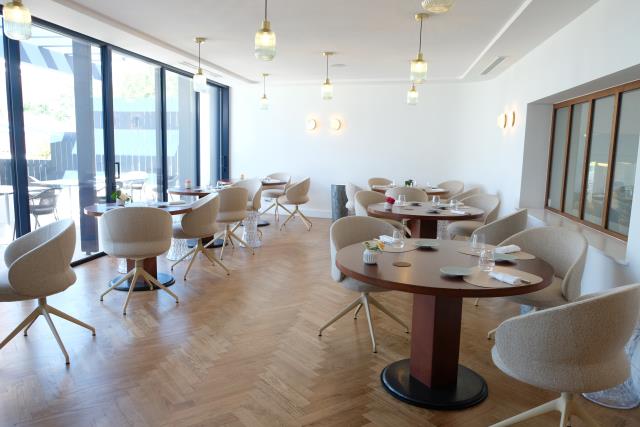Une partie de l'ancienne terrasse a été surélevée pour ajouter une salle intérieure et lumineuse au restaurant.