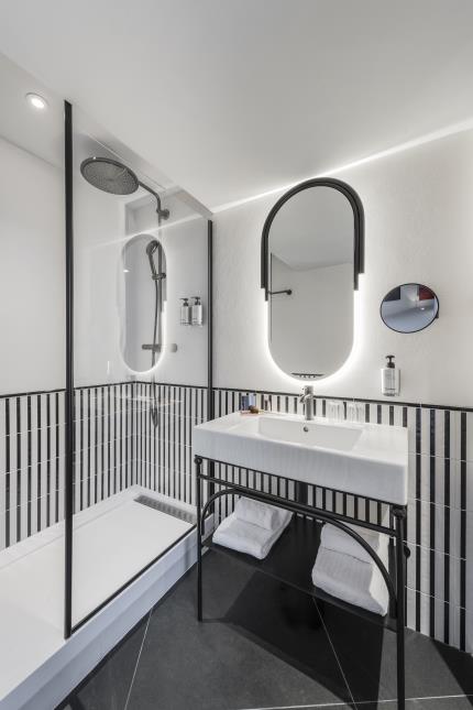 Salle de bains tout en noir et blanc de l’hôtel Faubourg Galant Paris, Handwritten Collection.