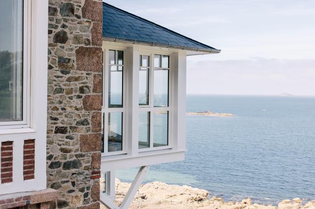 La façade des Bassans est dotée de bow windows et larges ouvertures sur la mer.
