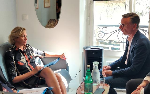 La ministre du Tourisme Nathalie Delattre et Xavier O’Quin, président d’Edgar Suites, qui s’est rendue à l’Edgar Suites Louvre-Bellan, à Paris (IIe). 
