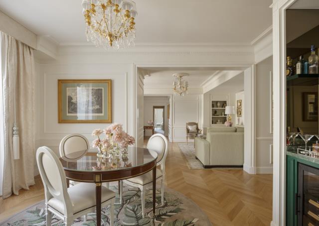 Les chambres et suites ont été rénovées dans l'esprit d'un appartement parisien. 