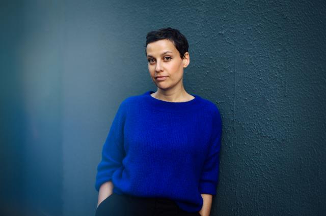 Nora Bouazzouni dénonce les violences systémiques qui gangrènent le secteur de la restauration.