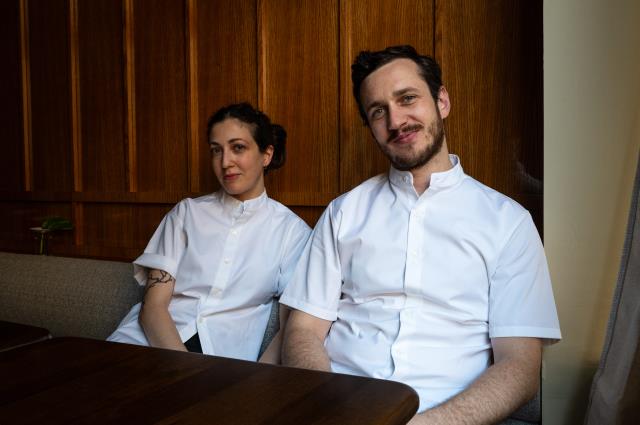 01)	Valentina Giacobbe et Julien Ingaud-Jaubert, un duo passionné derrière le succès de Ginko à Lille, récompensé par une étoile Michelin et le prix Michelin du Jeune chef. 