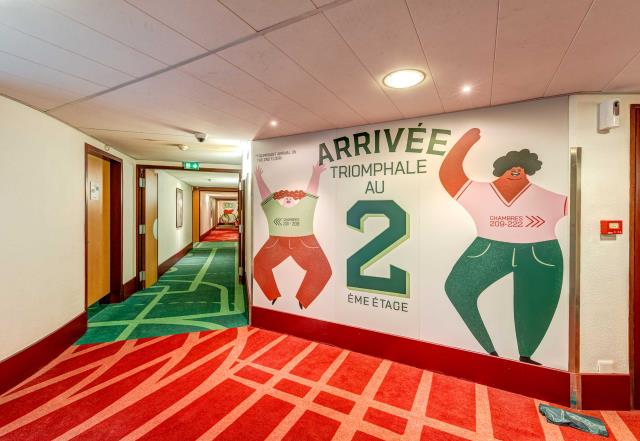 Le B&B Home Paris Nord 18e a été décorée par l’agence Saguez & Partners dans l’esprit d’un club de sport vintage