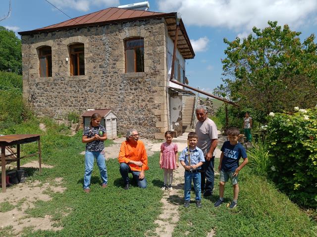 Alain Alexanian aux côtés d’une famille arménienne qu’il a soutenu