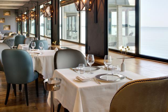 La salle du restaurant du Domaine de Rochevilaine. 