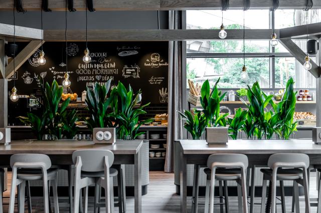 L'un des espaces communs du Motel One Paris porte de Versailles