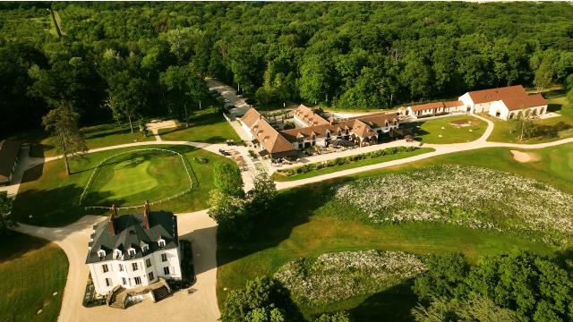 Le cadre verdoyant du domaine de Roncemay a séduit Clément Vergeat qui y pilotera le restaurant gastronomique Erre.